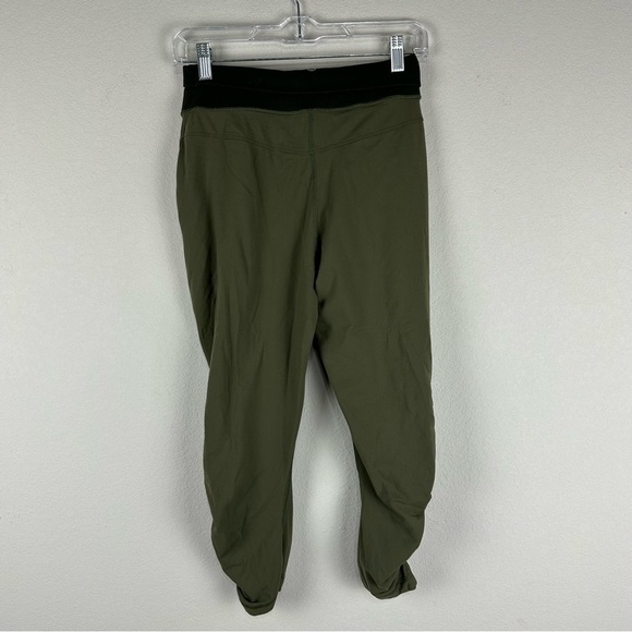 Lululemon Fatigue Gator Green Snakeprint Sunset Salutation Crop Leggings Size 6 - Picture 3 of 5